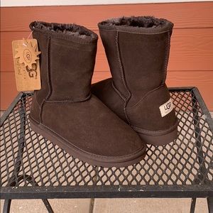 BRAND NEW - Short Chocolate Uggs